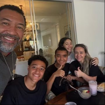 Saem primeiras fotos de Pedro Severino em casa após alta